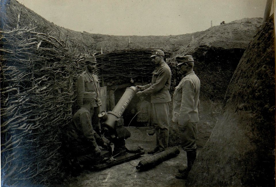 Minenwerfer im Schützengraben bei Chatki. (BildID 15521903)