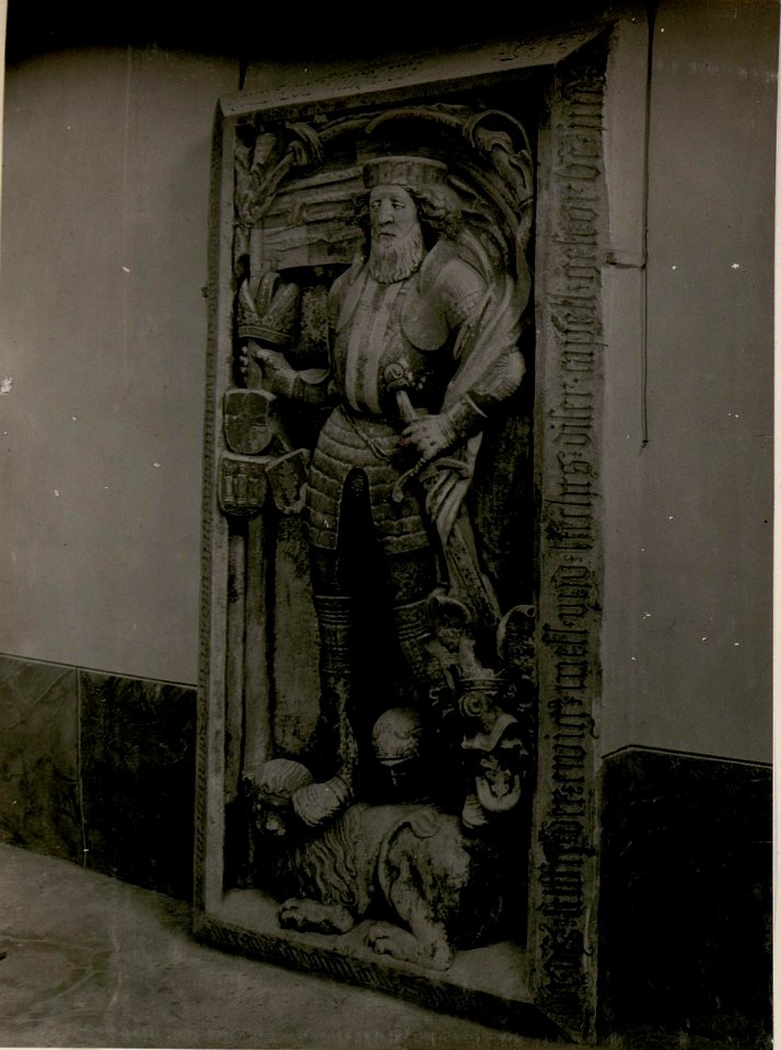 Millstadt, Grabmal eines Grossmeisters des Grossordens. (BildID 15509893)