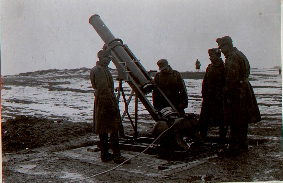 Minenwerferkurs.20 cm Luftminenwerfer Train offen. (BildID 15663313)