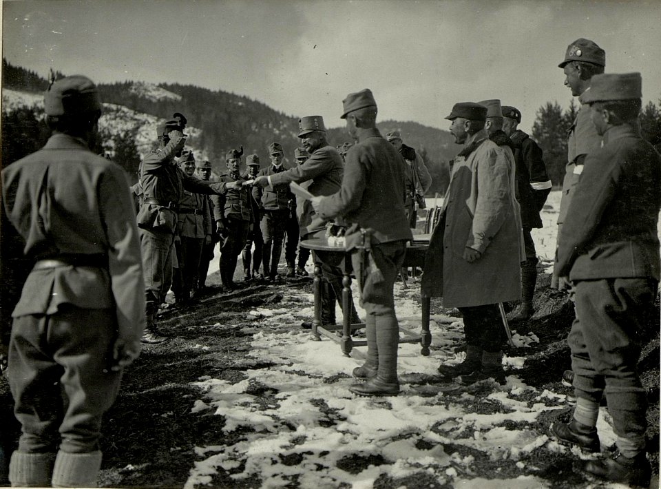 Militär Skilaufen in Villach. Preisverteilung durch Seine Exzellenz General der Kavallerie Rohr, 7. Preis. (BildID 15468074)