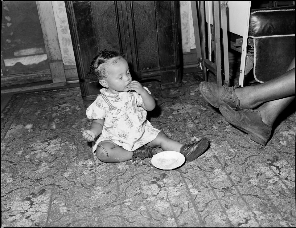 Miner's child eating lunch. Kingston Pocahontas Coal Company, Exeter Mine, Welch, McDowell County, West Virginia. - NARA - 540713
