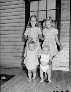 Miner's children. Kingston Pocahontas Coal Company, Exeter Mine, Welch, McDowell County, West Virginia. - NARA - 540717