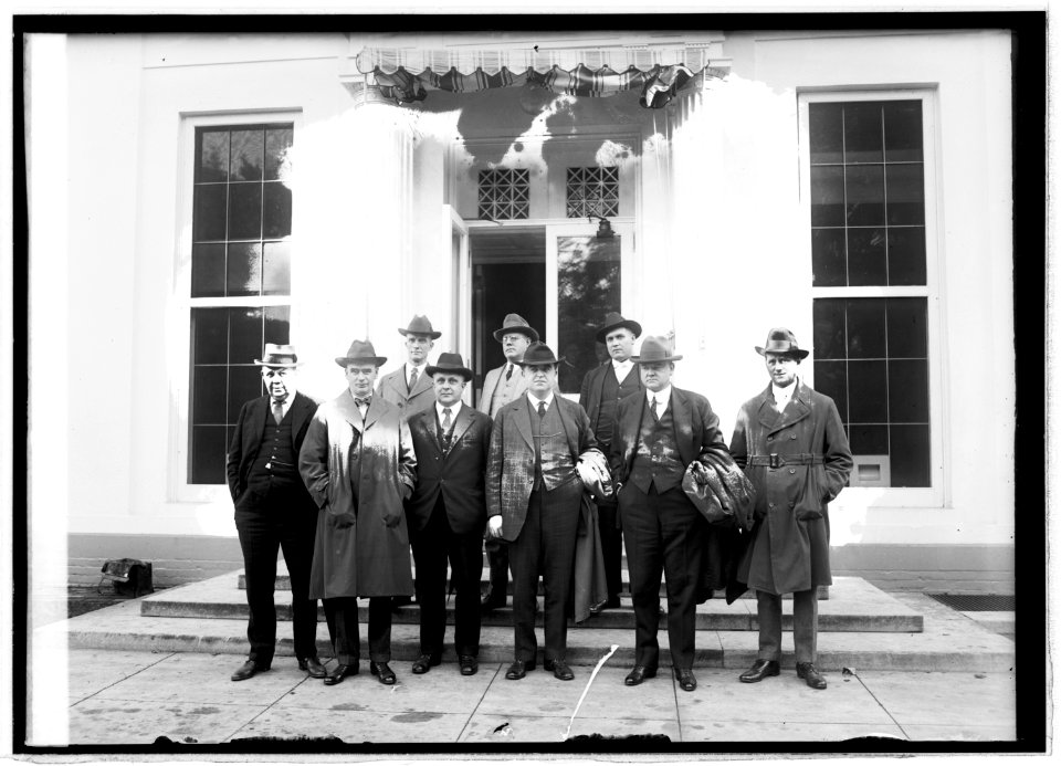 Miner's group at White House, 10-8-21 LCCN2016845683