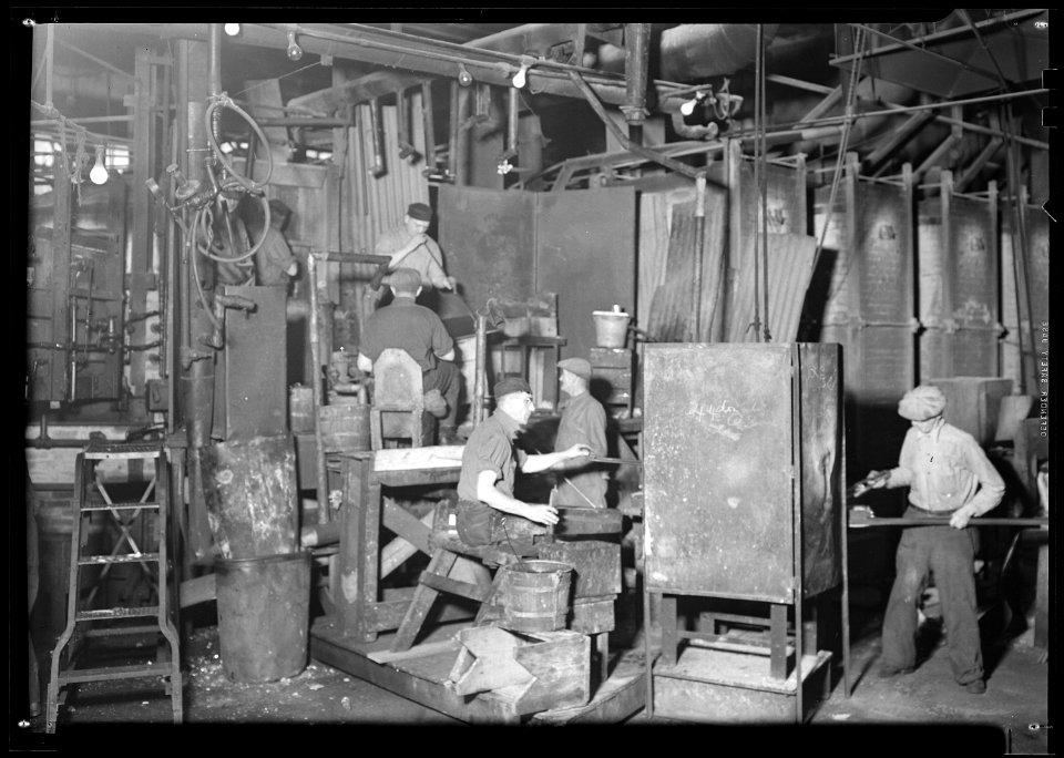 Millville, New Jersey - Glass bottles. Whitall Tatum green glass shop - NARA - 518653