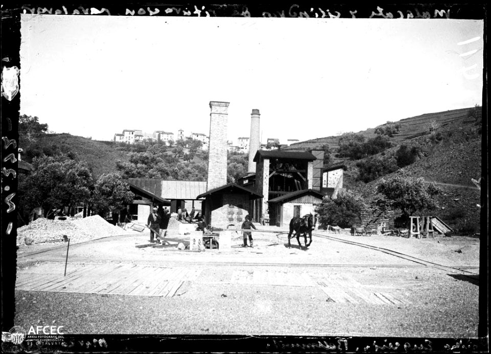 Miners a la mina Eugènia de Bellmunt amb el poble al fons