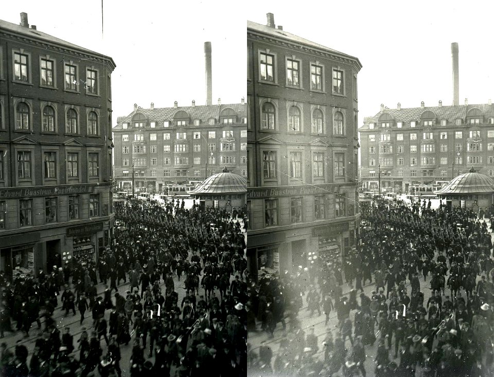Militærparade passerer Trianglen og ned af Øster Alle, 1908-10