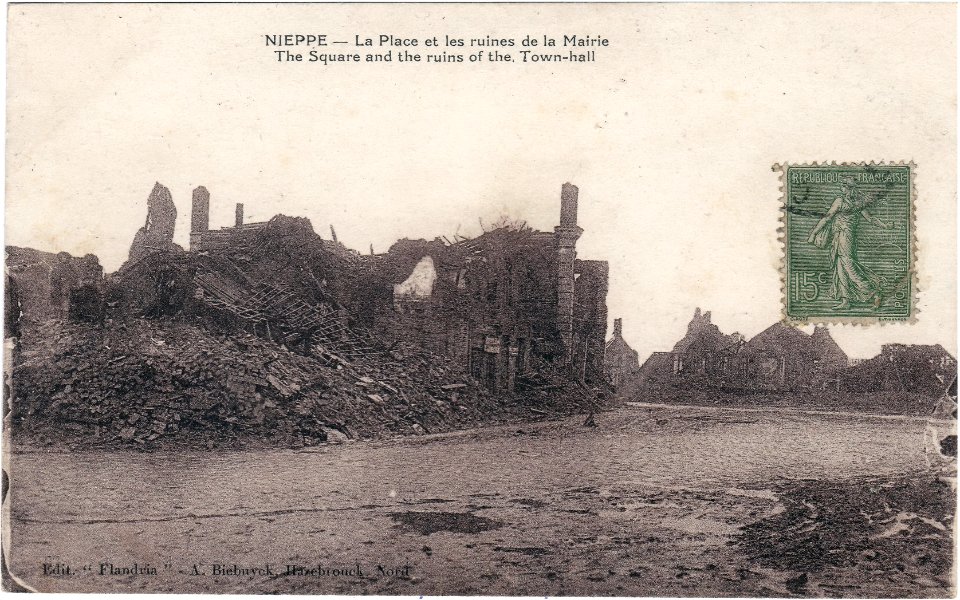Nieppe — La Place et les ruines de la Mairie - The Square and the ruins of the Town-hall