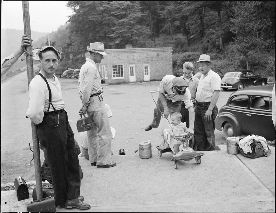 Miners waiting for the bus in front of company store. Jewell Ridge Coal Company, Jewell Valley Mine, Tazewell... - NARA - 540706
