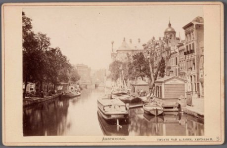 Nieuwezijds Voorburgwal Gezicht op de oude Bloemenmarkt en de Pijpenmarkt, met op de achtergrond het Koninklijk Postkantoor 010005000075 photo