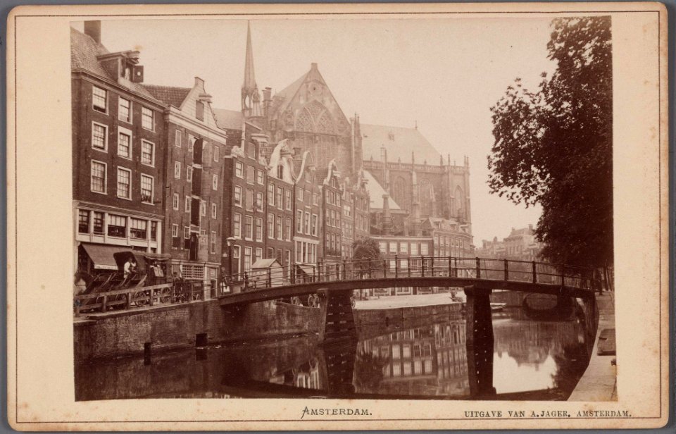 Nieuwezijds Voorburgwal Gezien in zuidelijke richting naar de Nieuwe Kerk, voor de demping in 1884 010005000055. Gezien in zuidelijke richting naar de Nieuwe Kerk, voor de demping in 1884-001