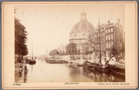 Nieuwezijds Voorburgwal met de Nieuwe Kerk, prentbriefkaart