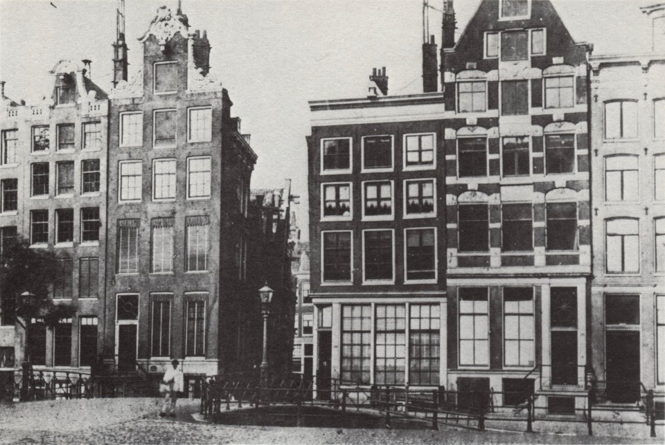 Nieuwezijds Voorburgwal No232-222 en de Stilsteeg (nu Paleisstraat) richting Spuistraat, voor 1876