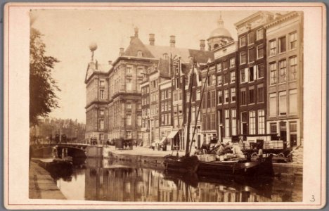 Nieuwezijds Voorburgwal, gezien in noordelijke richting naar het Koninklijk Paleis photo