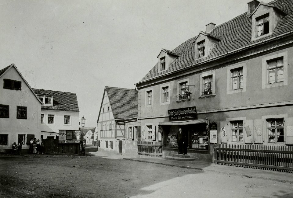 Niedergorbitz (Dresden-Gorbitz).Stadtteilansicht mit Wohnhaus mit Drogerie-Farben-und-Colonialwaren-Handlung (Nr. 7)