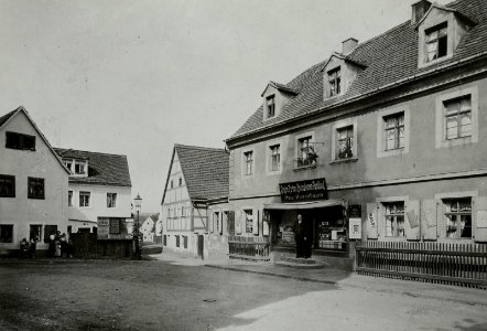 Niedergorbitz (Dresden-Gorbitz).Stadtteilansicht mit Wohnhaus mit Drogerie-Farben-und-Colonialwaren-Handlung (Nr. 7) photo