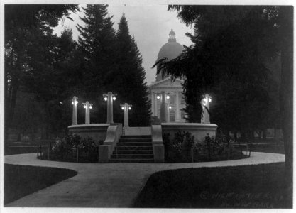 Night in the park, Salem, Oregon LCCN2002715578