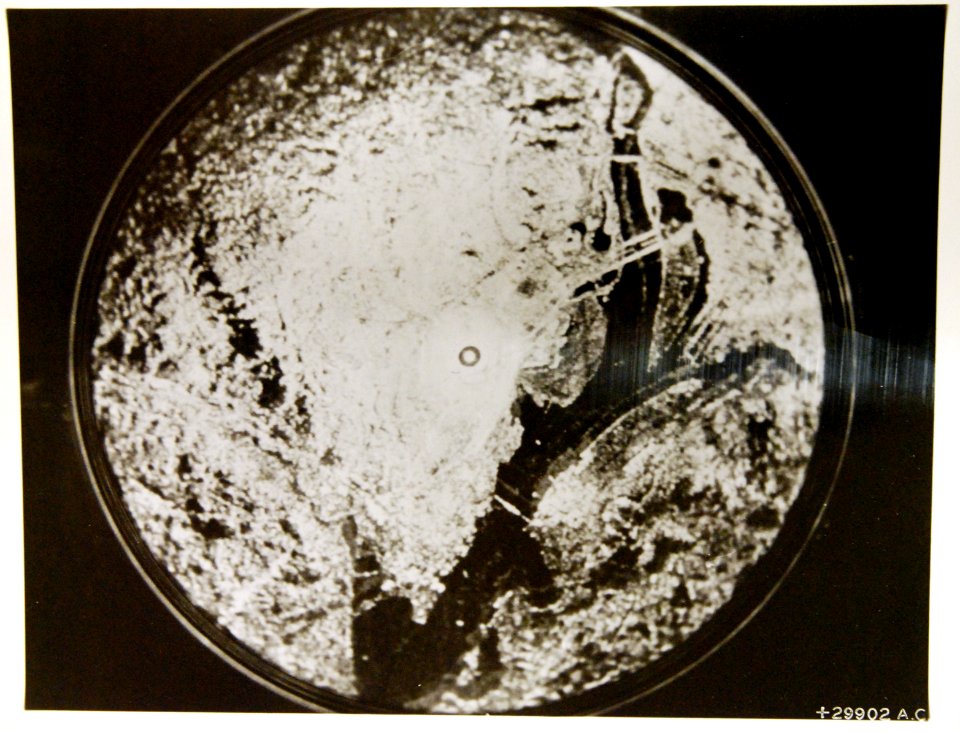 Night radar scope image of Potomac approach to Washington, WWII (39543289985)