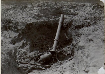 Minenwerferkurs.Explodierter 12 cm Luftminenwerfer. (BildID 15655994)