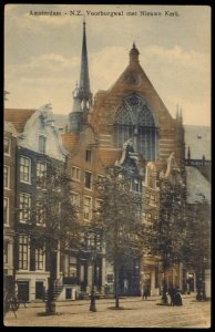 Nieuwezijds Voorburgwal 103-121. Op de achtergrond de Nieuwe Kerk. Uitgave Brouwer & De Veer, Amsterdam, Afb PBKD00371000013