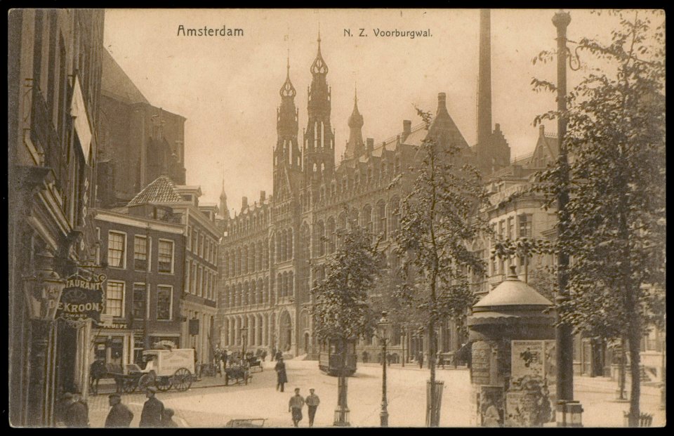 Nieuwezijds Voorburgwal met links de panden die tegen de Nieuwe Kerk staan en rechts het oude hoofdpostkantoor, Nieuwezijds Voorburgwal 182, thans winkelscentrum, Afb PBKD00371000001