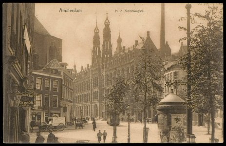 Nieuwezijds Voorburgwal met links de panden die tegen de Nieuwe Kerk staan en rechts het oude hoofdpostkantoor, Nieuwezijds Voorburgwal 182, thans winkelscentrum, Afb PBKD00371000001 photo