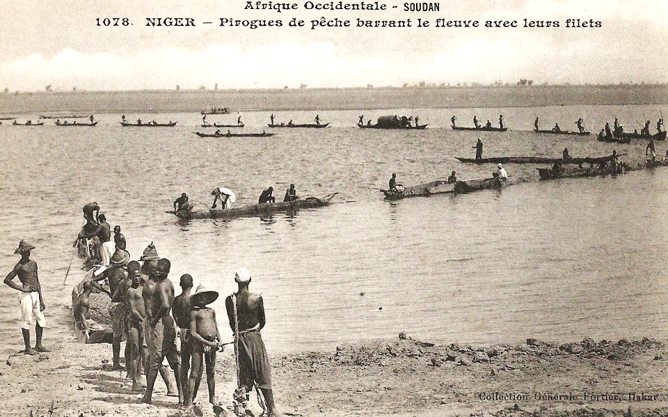 Niger-Pirogues de pêche barrant le fleuve avec leurs filets (AOF)