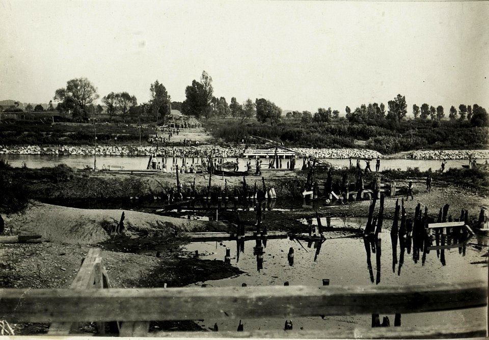 Niedergebrannte Strassenbrücke bei Stryj. (BildID 15430617)
