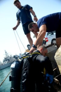 Mine countermeasure dive 130402-N-RE144-145