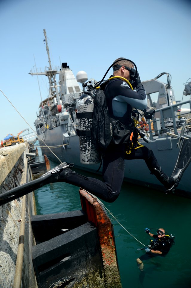 Mine countermeasure dive 130402-N-RE144-308