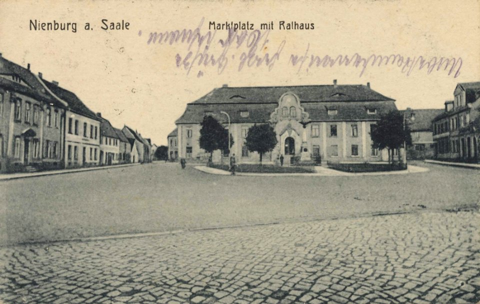 Nienburg (Saale), Sachsen-Anhalt - Marktplatz mit Rathaus (Zeno Ansichtskarten)