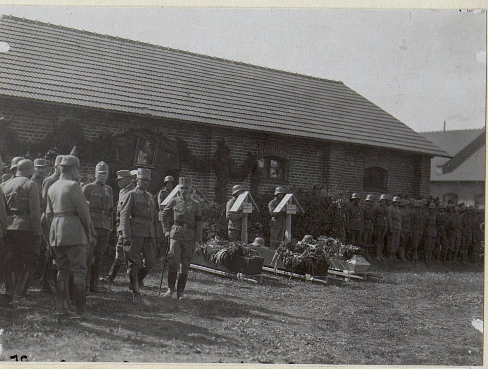 Minenwerferkurs.Aufbahrung der Toden. (BildID 15656008)
