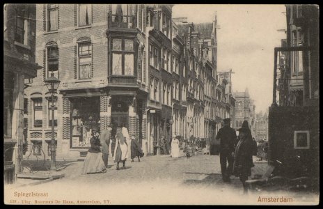 Nieuwe Spiegelstraat 54 (geheel links, gedeeltelijk) - 52 -50 en lager. Op de voorgrond kruising Kerkstraat, gezien richting Herengracht, Afb PBKD00279000001