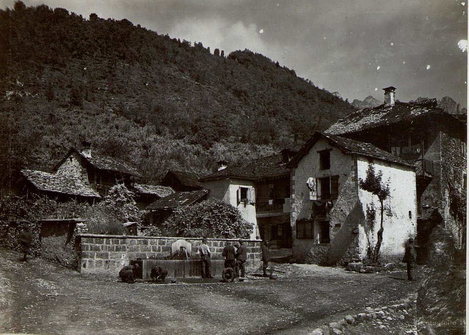 Norcen nordwestlich Feltre.Hauptplatz mit Brunnen. (BildID 15643913)
