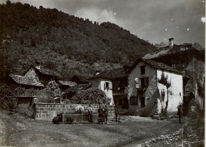 Norcen nordwestlich Feltre.Hauptplatz mit Brunnen. (BildID 15643913)