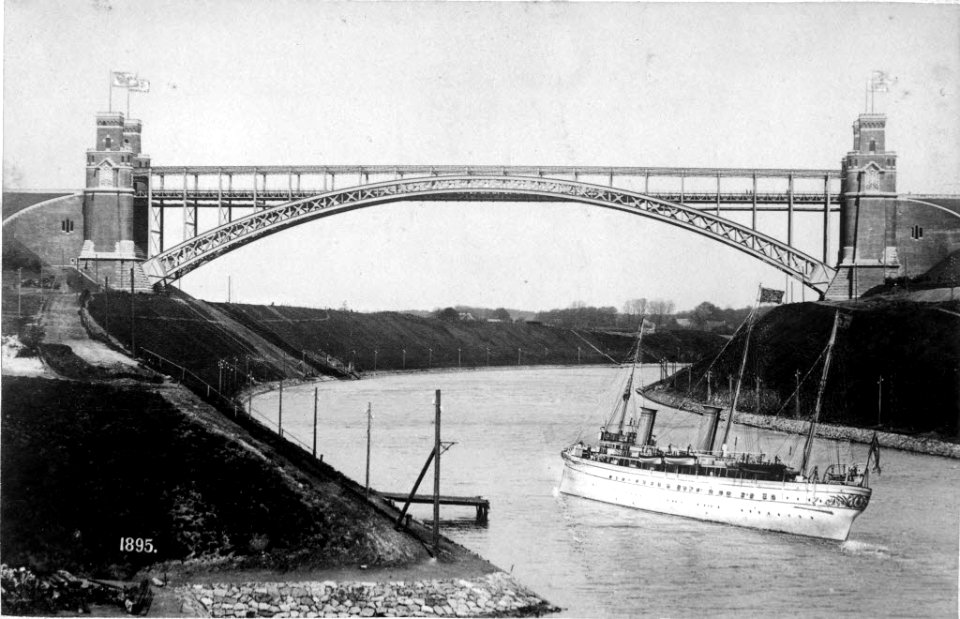 Nord-Ostsee-Kanal mit Levensauer Hochbrücke (Kiel 45.614)