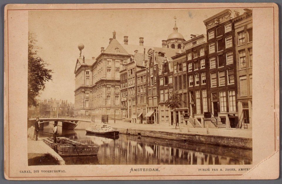 Nieuwezijds Voorburgwal 147-169 (v.l.n.r.), gezien in noordelijke richting naar het Koninklijk Paleis