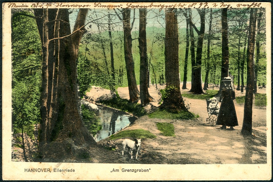 Norddeutsche Papier-Industrie PC 0188 Hannover, Eilenriede „Am Grenzgraben“ Bildseite kolorierte Ansichtskarte mit Hund, Frau mit Hut und historischer Kinderkarre am Bug des wasserführenden Grabens