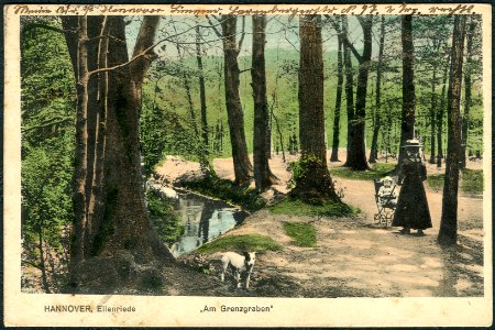 Norddeutsche Papier-Industrie PC 0188 Hannover, Eilenriede „Am Grenzgraben“ Bildseite kolorierte Ansichtskarte mit Hund, Frau mit Hut und historischer Kinderkarre am Bug des wasserführenden Grabens