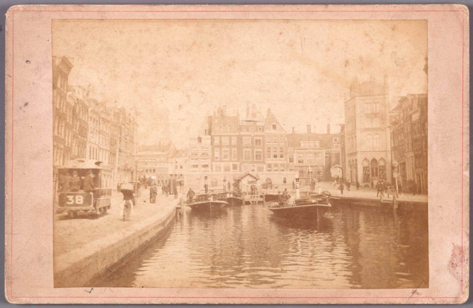 Nieuwezijds Voorburgwal 182-212 (van rechts naar links), gezien in noordelijke richting naar het Koninklijk Postkantoor, afgebroken in 1897