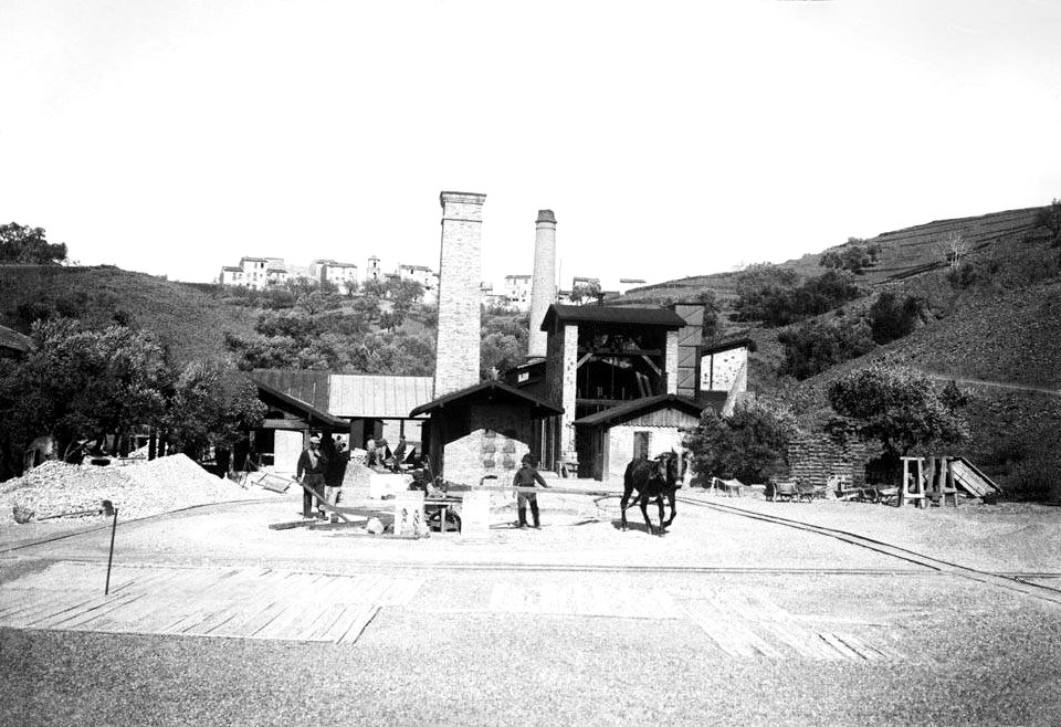 Miners a la mina Eugènia de Bellmunt amb el poble al fons (Restored)
