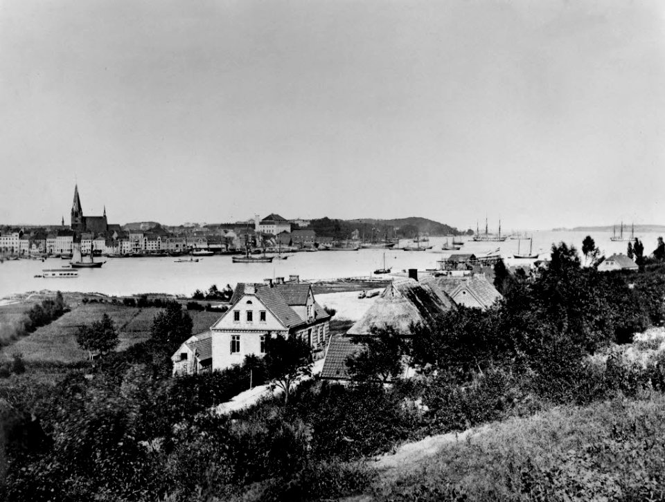 Norddeutsche Werft und die östliche Altstadt (Kiel 44.772)