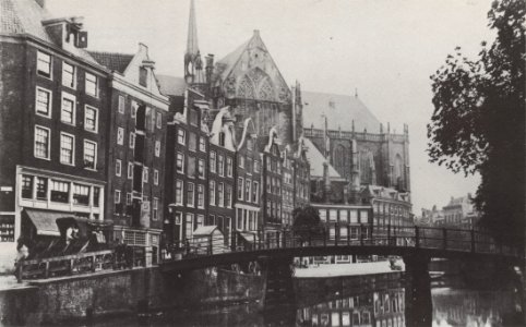 Nieuwezijds Voorburgwal bij brug Sint Nicolaasstraat