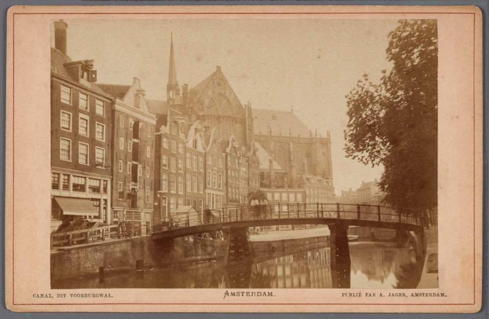 Nieuwezijds Voorburgwal Gezien in zuidelijke richting naar de Nieuwe Kerk, voor de demping in 1884 010005000054. Gezien in zuidelijke richting naar de Nieuwe Kerk, voor de demping in 1884-002