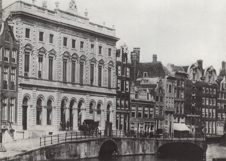 Nieuwezijds Voorburgwal No194-176 met voormalig postkantoor ~1865
