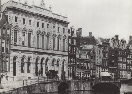 Nieuwezijds Voorburgwal No194-176 met voormalig postkantoor ~1865