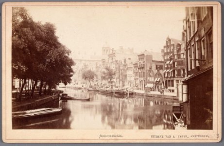 Nieuwezijds Voorburgwal, gezicht op de oude Pijpenmarkt, met op de achtergrond het Koninklijk Koninklijk Paleis photo
