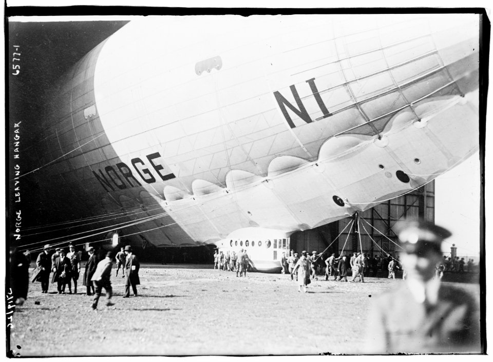 Norge Leaving Hanger (blimp) LCCN2014719375