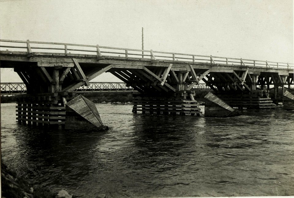 Niedergebrannte Straßenbrücke bei Stryj. (Ersatzbau 220m lang.)Raddr.5000 kg. (BildID 15433722)