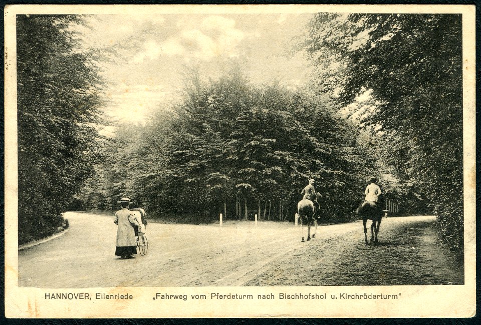 Norddeutsche Papier-Industrie PC 0192 Hannover, Eilenriede „Fahrweg vom Pferdeturm nach Bischofshol u. Kirchröderturm“, Bildseite, Wegegabelung mit Kutschenspuren, Reiterin, Kinderkarre, Fahrräder, um 1900