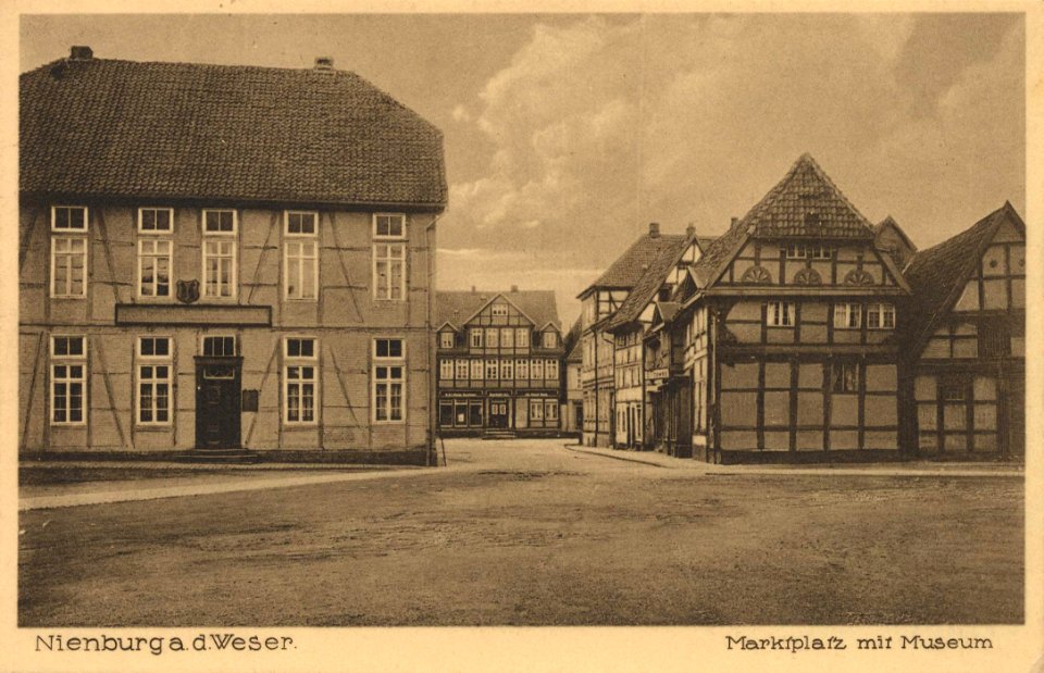 Nienburg, Niedersachsen - Marktplatz mit Museum (Zeno Ansichtskarten)